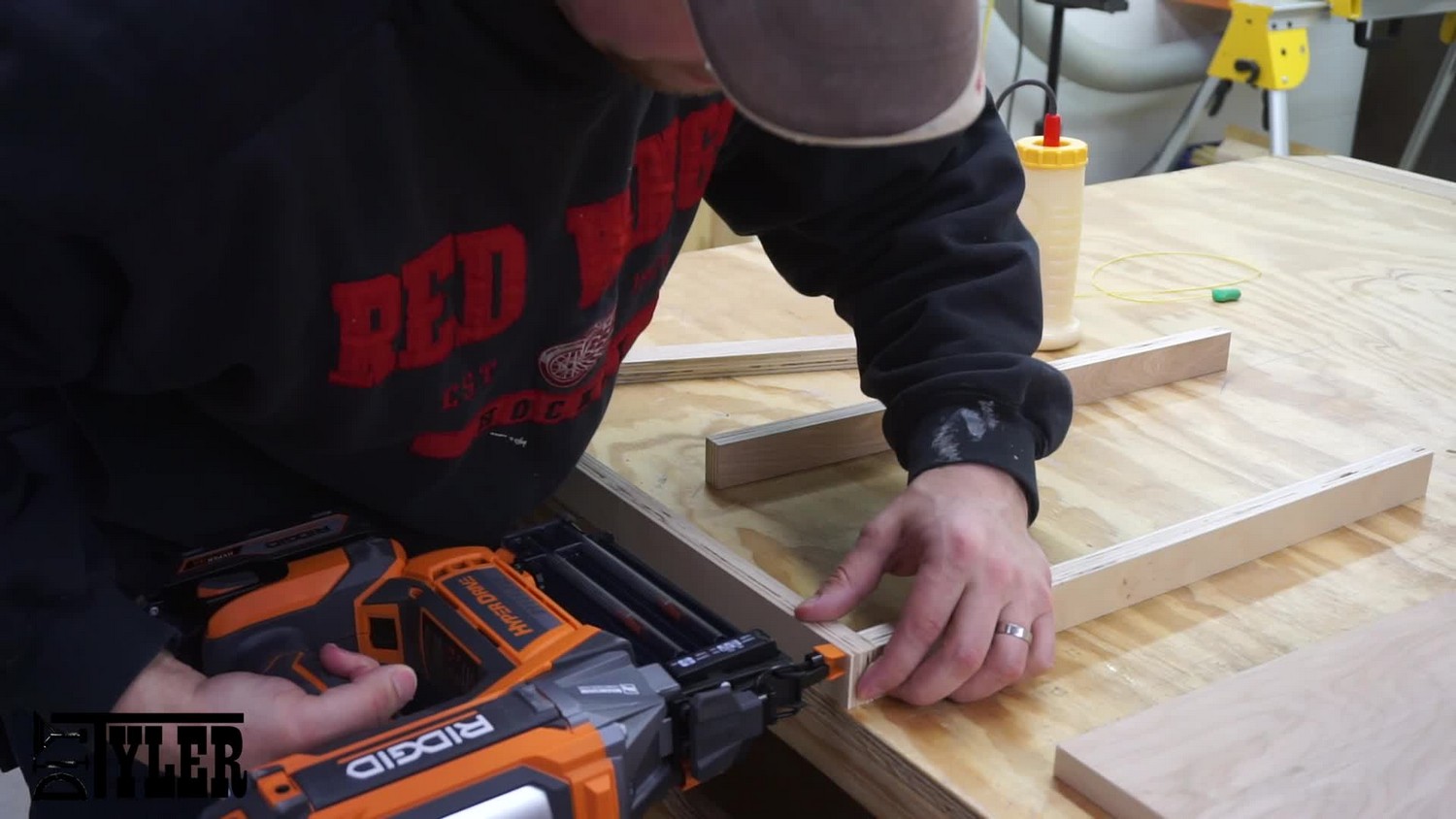 Cordless brad nailer